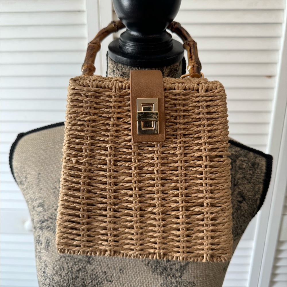 Straw Handbag with bamboo style handle